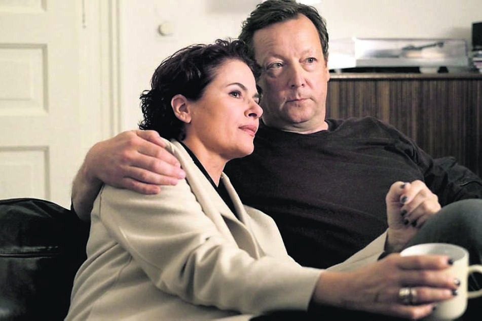 Nach dieser Szene fiel die letzte Klappe: Meuffels und Constanze Hermann (Barbara Auer) kommen sich auf der Couch nochmal näher.