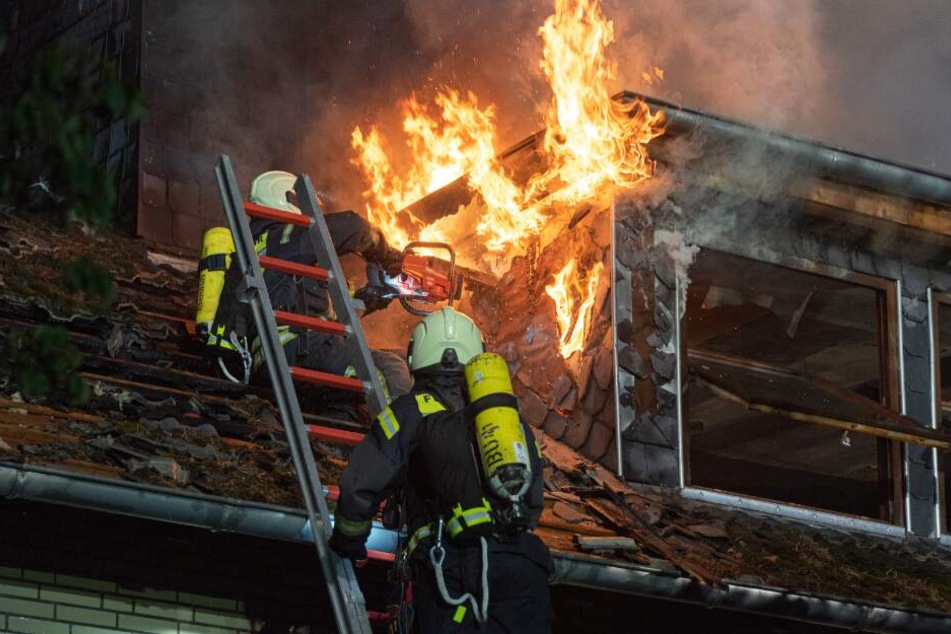 Feuerwehrleute kämpfen gegen die Flammen.