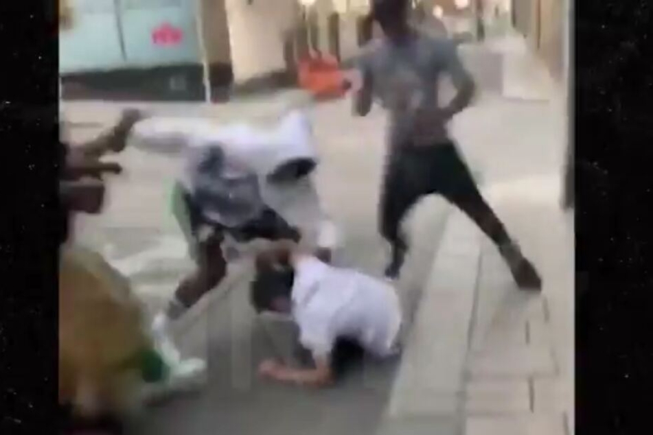 Der Mann liegt schon auf dem Boden. Trotzdem schlagen und treten der Rapper und seine Crew weiter auf ihn ein.