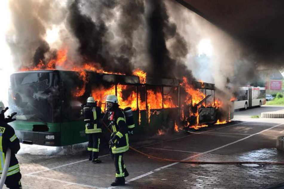 Der Linienbus brannte komplett aus. 
