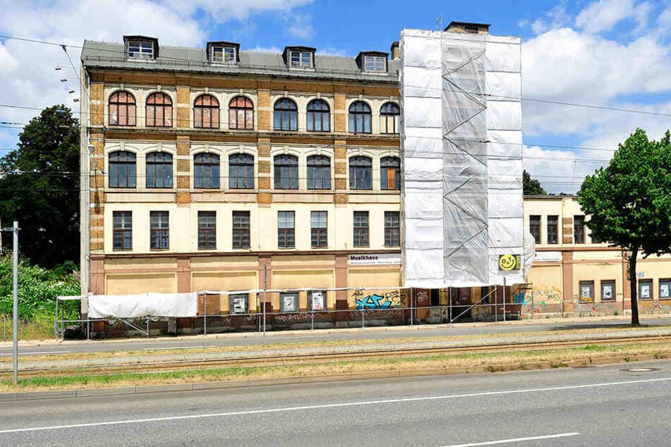 Das alte Musikhaus ist eingerüstet, um die Fassade zu untersuchen.