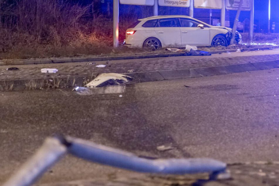 Der Seat schanzte über eine Verkehrsinsel und krachte in eine Laterne.