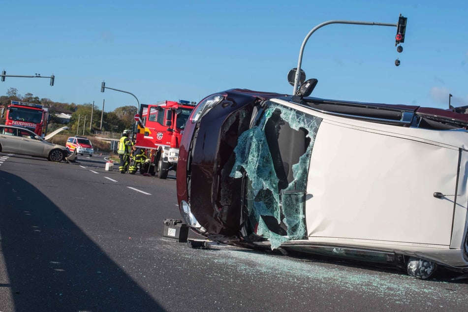 Über Rot gefahren? Opel rammt Mercedes, Unfallverursacher schwer verletzt