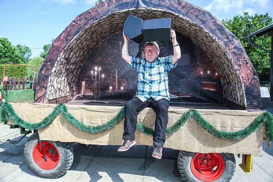 Nicht zufällig stemmt Bernd Kara (50) die "Basaltblöcke" - ein Festwagen ist den Basaltkellern gewidmet, die sich unter fast jedem Haus befinden.
