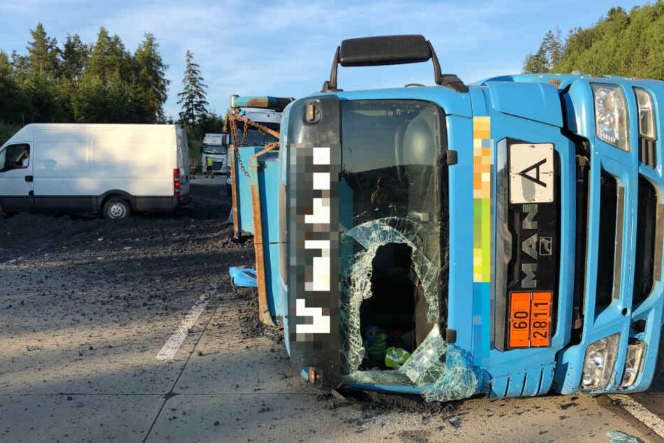 Der Laster kippte auf die Seite verteilte sein gefährliches Gut auf der kompletten Fahrbahn.