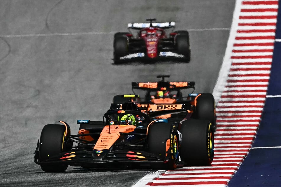 Lando Norris (v.) musste sich nur mit Teamkollege Oscar Piastri ernsthaft duellieren und entschied das Rennen am Ende für sich.