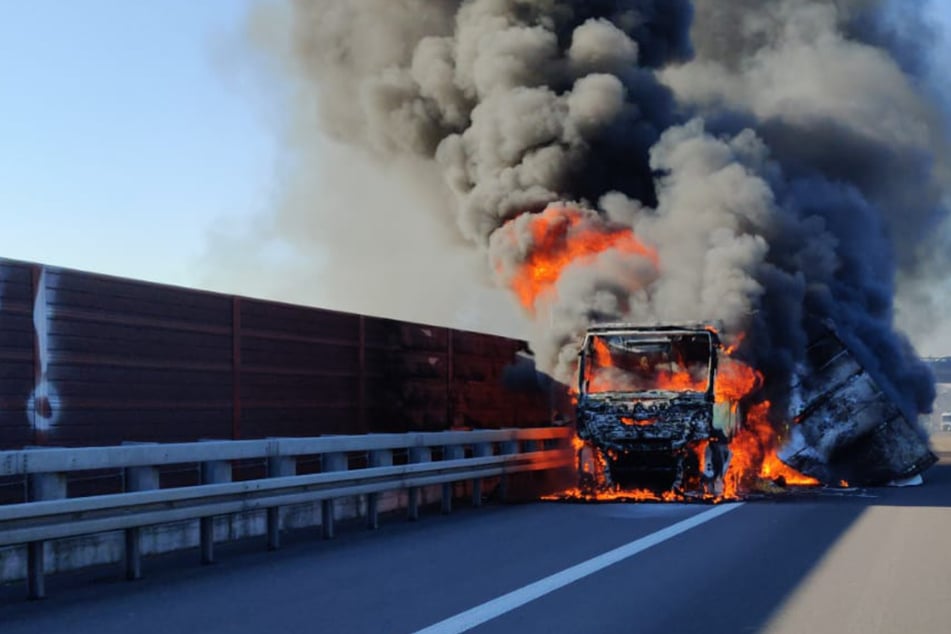 Unfall A3: Pommes-Laster geht in Flammen auf! A3 gesperrt, langer Stau, Bahnstrecke wieder frei