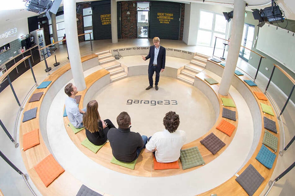 Sebastian Vogt, Geschäftsführer des TecUP der Universität Paderborn, steht in den Räumen der Garage 33.