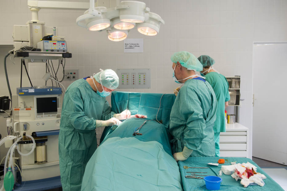 Der Oberarzt soll seine Kollegen daran gehindert haben, den Patienten wiederzubeleben (Symbolbild).