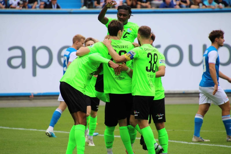 Da war die Welt noch in Ordnung: Nach wenigen Minuten bejubelten die Chemnitzer das 1:0 im Ostseestadion.