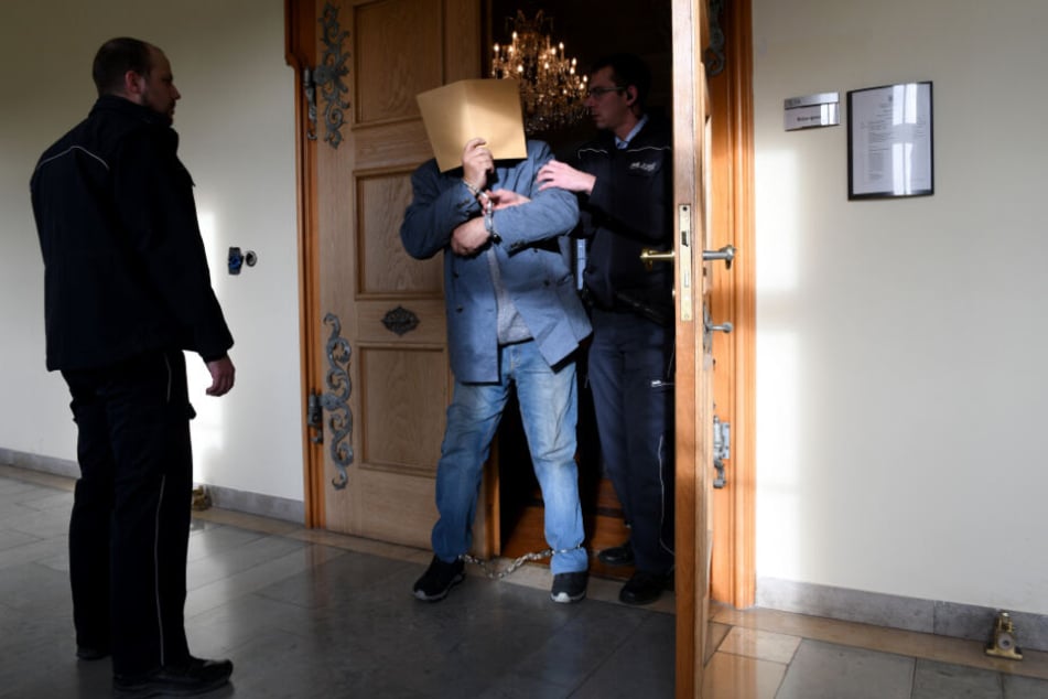 26. November 2019: Der gefesselte Vater verlässt den Sitzungssaal.
