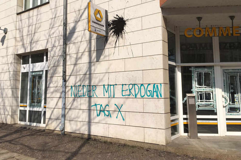 Die Farbbombe an der Fassade verunreinigte auch den Bürgersteig vor der Bankfiliale.