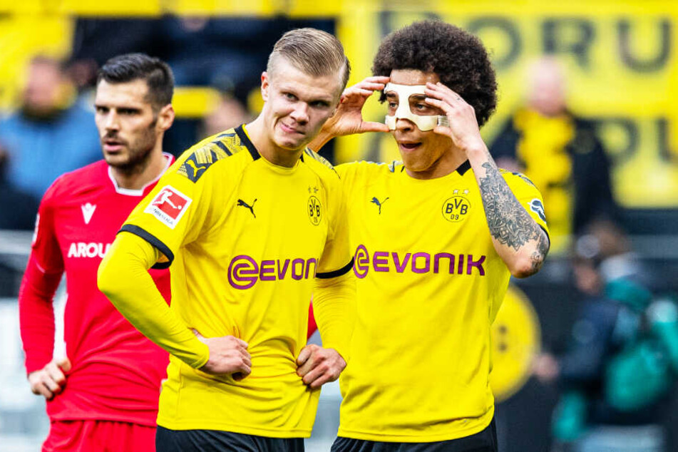 Zwei Torschützen auf einem Bild: Erling Haaland (vorne-links) traf zweimal und holte den Elfmeter raus, Axel Witsel erzielte das 4:0.