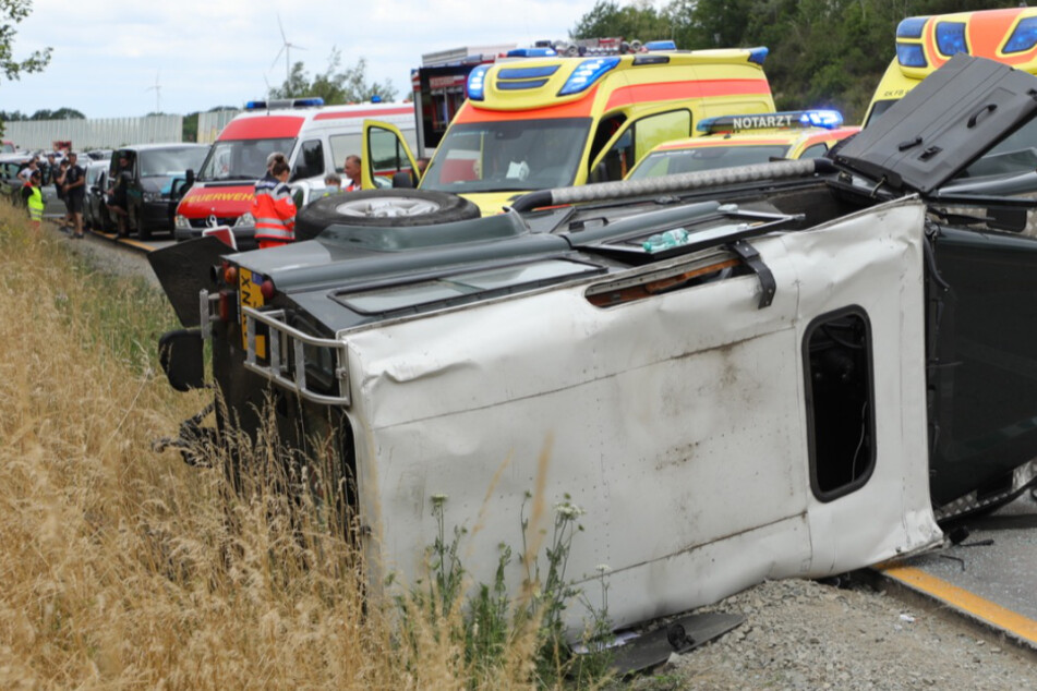Heftiger Unfall auf der A4: Geländewagen kippt nach Crash mit Kleinbus um