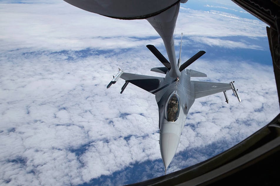 Zwei niederländische F-16-Kampfjets mussten aufsteigen. (Symbolbild)