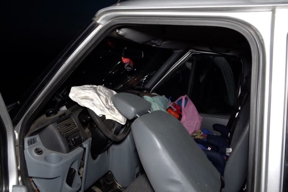 Eines der beiden Kinder, die auf Kindersitzen neben dem Fahrer saßen, starb noch am Unfallort.