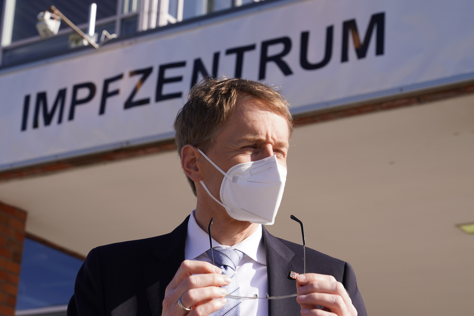 Daniel Günther (CDU), Ministerpräsident von Schleswig-Holsteins, steht vor dem Impfzentrum Husum.