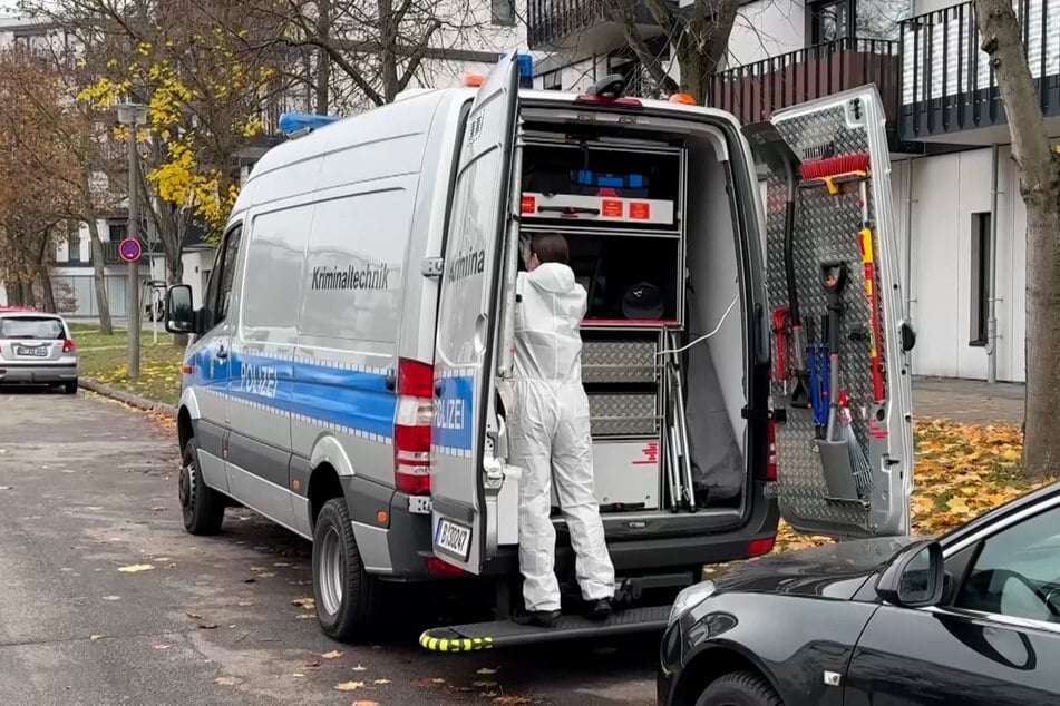 Berlin: Nach Dreifach-Mord in Berlin-Marzahn: Polizei sucht vor Ort wieder nach Spuren