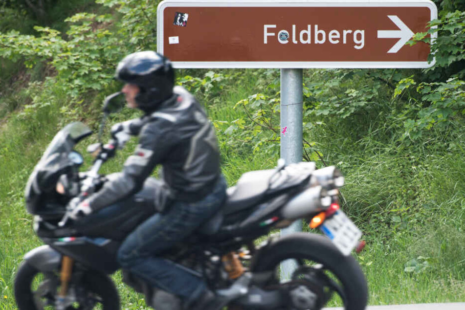 Das Foto aus dem Juni 2019 zeigt einen Motorradfahrer bei der Abfahrt vom Feldberg-Gipfel.