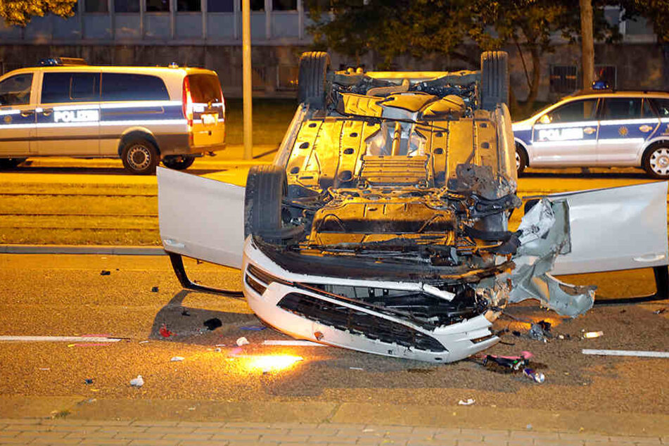 Der VW blieb nach dem Unfall auf dem Dach liegen.