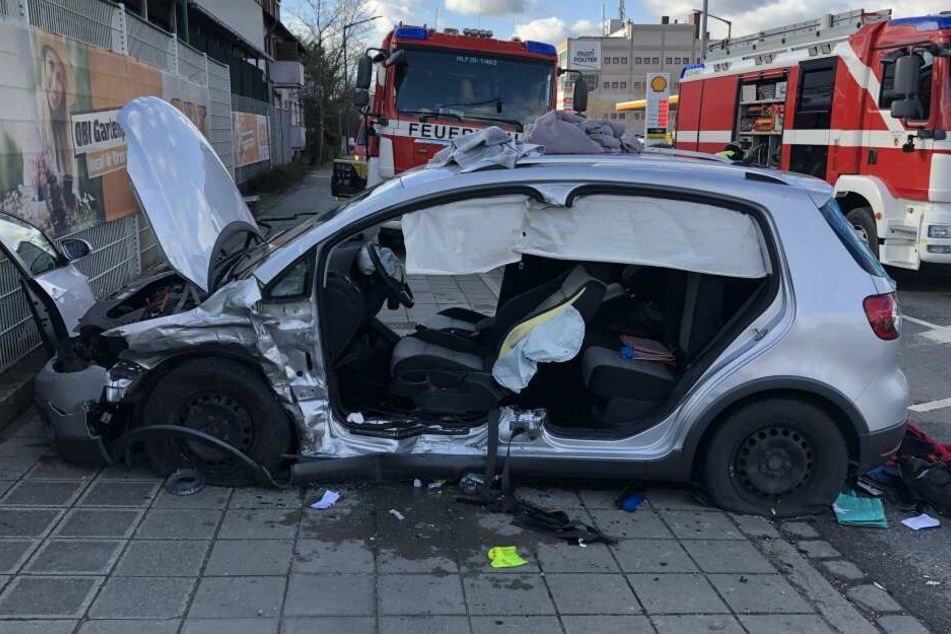 Die Insassen des VW Golf wurden bei dem Unfall schwer verletzt.