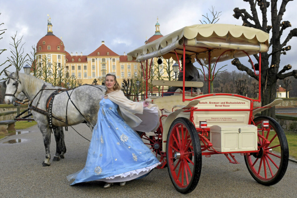 Bis Ende Juli gibt Sandra Maria Huimann das Aschenbrödel am Schloss Moritzburg.