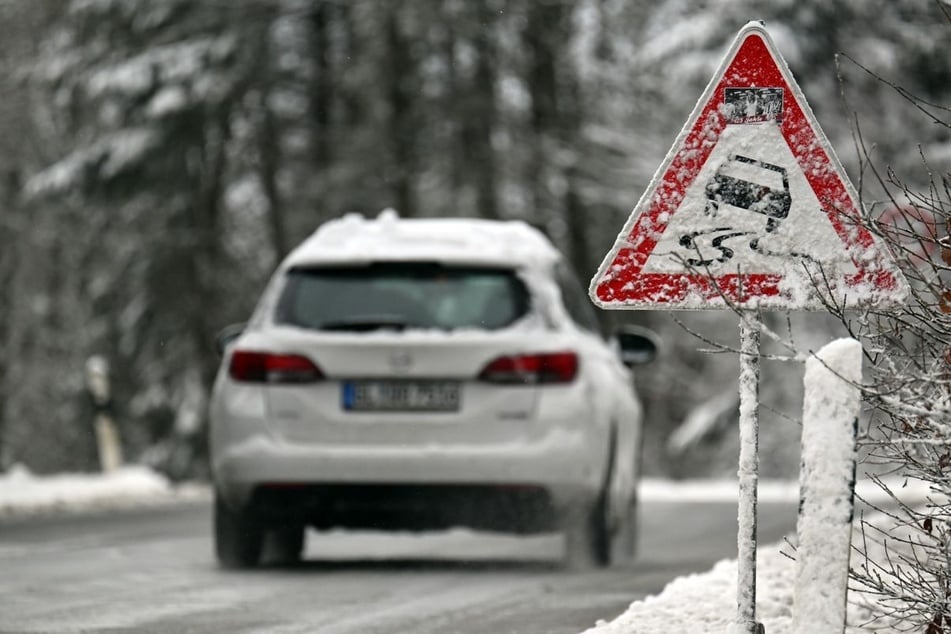 Autofahrer müssen aufgrund der Witterungsverhältnisse derzeit besonders auf der Hut sein. (Symbolbild)