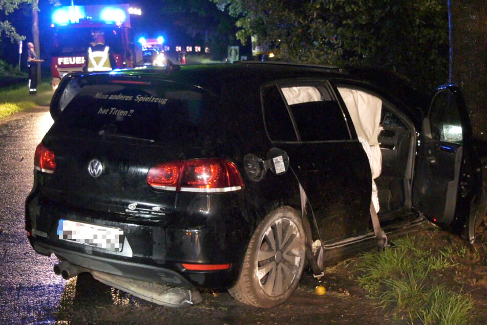 Der VW Golf krachte gegen einen Baum, wurde schwer beschädigt. Auf der Heckscheibe ist der Spruch "Mein anderes Spielzeug hat Titten!!" zu lesen.