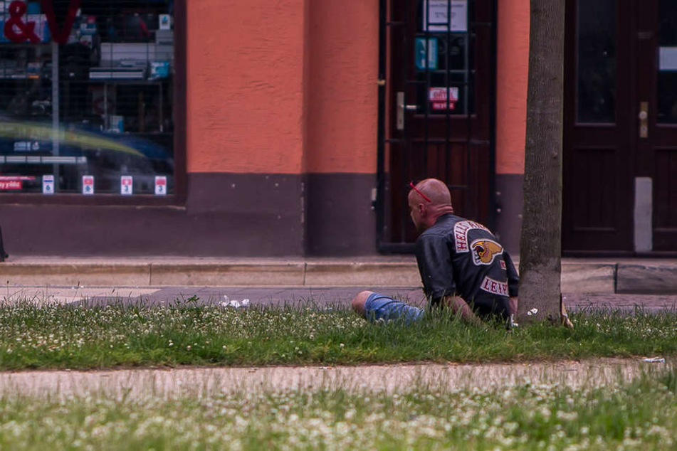 Ein Verdächtiger wird nach der Schießerei von der Polizei mit Handschellen gefesselt.