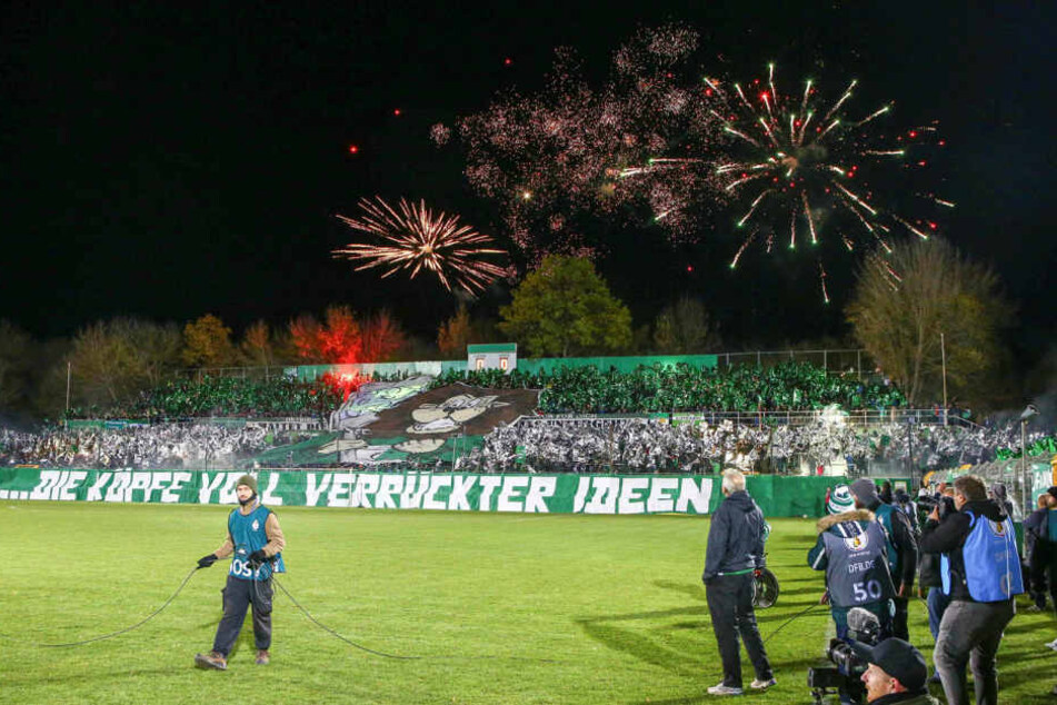 Während beide Mannschaften den Rasen betraten, wurde außerhalb des mit 4999 Zuschauern ausverkauften Stadions ein Feuerwerk gezündet.