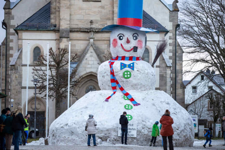 Stolze 9,4 Meter misst der Riesenschneemann in Bischofsgrün in diesem Jahr.