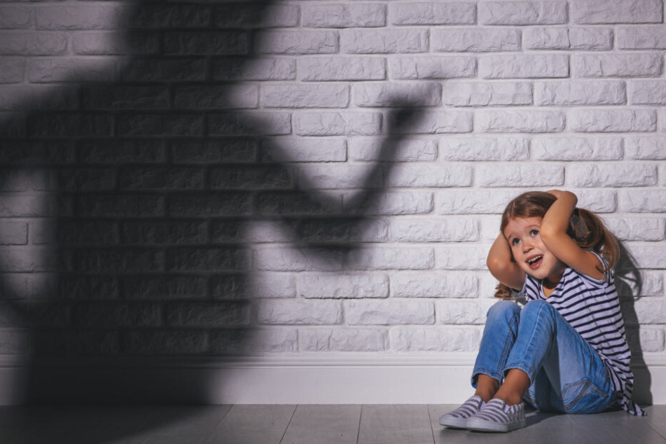 Die Erzieherinnen sollen teilweise gewaltsam Kleinkinder zum Essen und Schlafen gezwungen haben. (Symbolbild)
