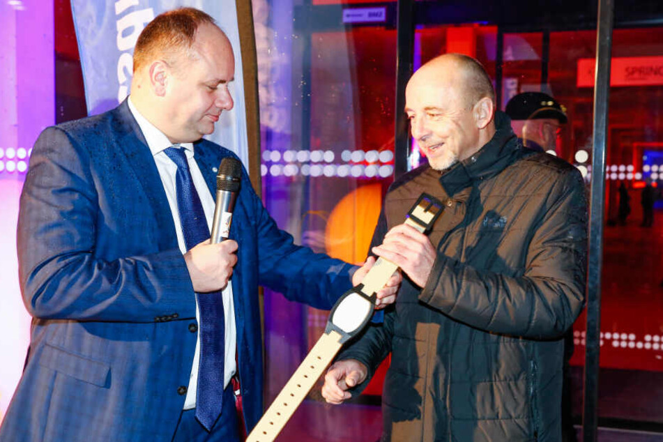 Fertsch! Zur offiziellen Eröffnung gab's gestern Abend ein überdimensionales Umkleide-Schlüsselband: OB Dirk Hilbert (l.) und Bäderchef Matthias Waurick.