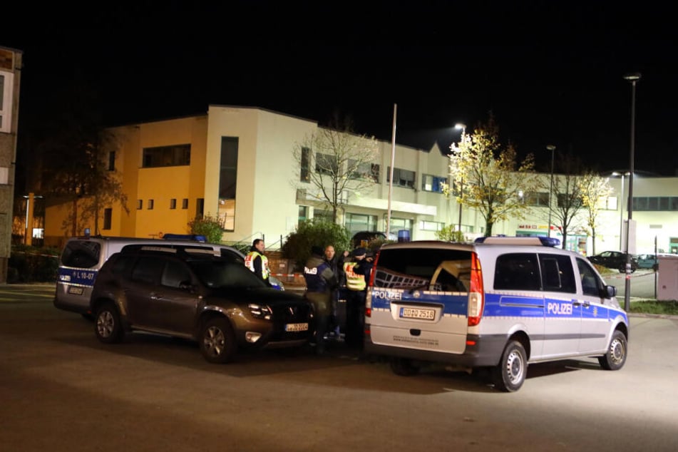 Aufregung am Polizeirevier Südwest: Nachdem eine Frau mit blinkender Bombenattrappe vorgefahren war, wurde das Areal abgesperrt.