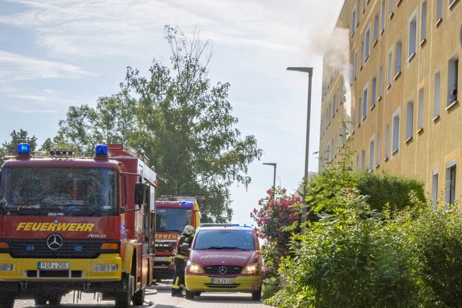 Rauchwolke aus Wohnung: Feuerwehr muss in Plattenbausiedlung anrücken