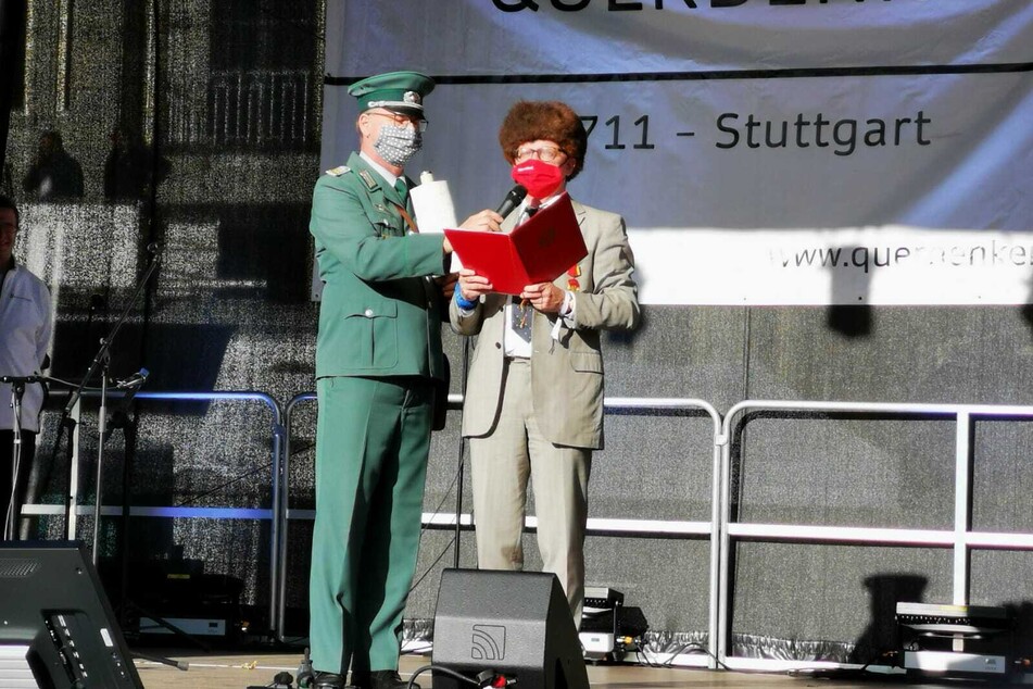 Uwe Steimle (57) spricht als Erich Honnecker verkleidet zu den Menschenmassen.