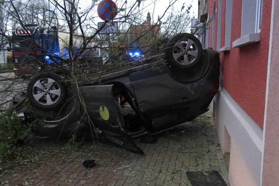 In dem Wagen saßen zwei Personen. Beide kamen mit dem Krankenwagen in die Klinik.