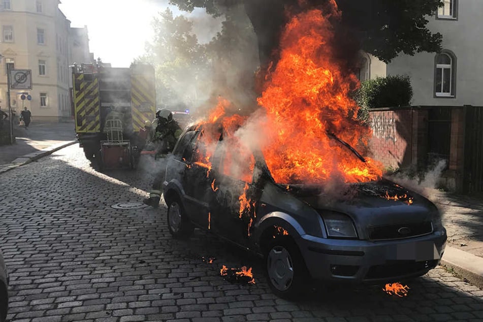 Das Auto stand komplett in Flammen.