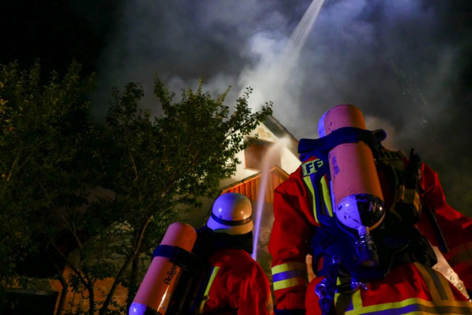 Feuerwehrleute bei den Löscharbeiten in der Nacht zum Freitag.