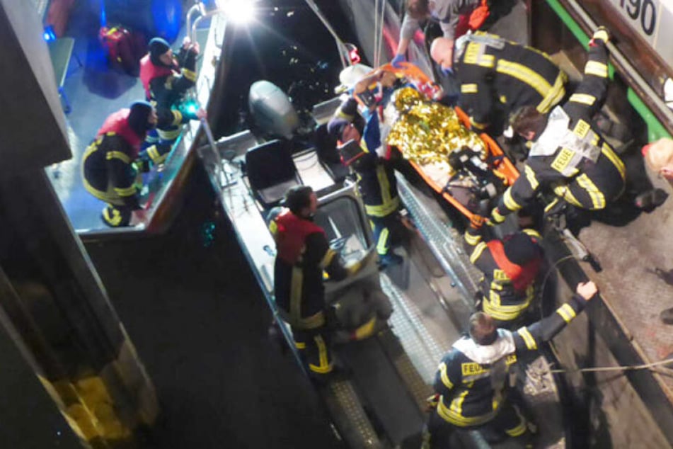 Der 29-jährige Matrose wurde von der Feuerwehr geborgen