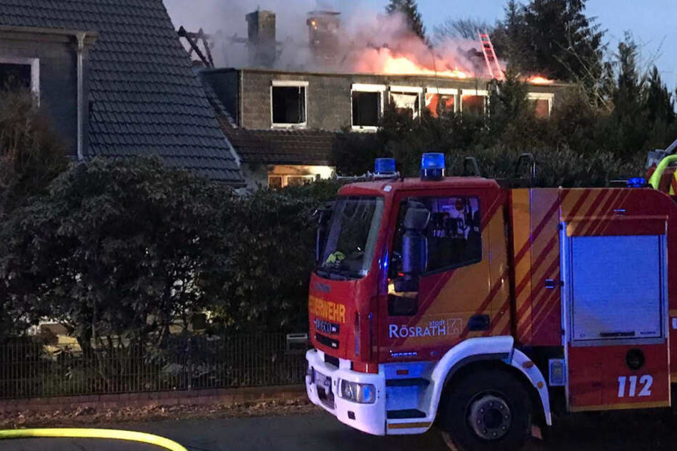 Beim Eintreffen der ersten Feuerwehrleute stand der Dachstuhl bereits komplett in Flammen.