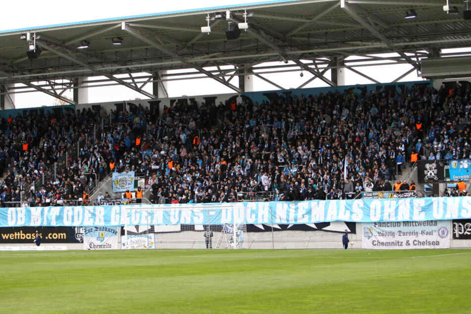 Vor dem Beginn der zweiten Spielzeit warfen CFC-Fans plötzlich Dollar-Scheine auf das Spielfeld.