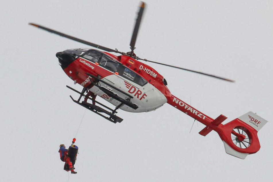 Ein Rettungshubschrauber brachte Mutter und Tochter ins Tal. (Symbolbild)