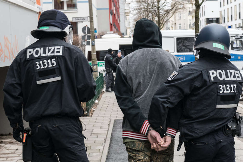 Der festgenommene 41-Jährige wird in der Rigaer Straße abgeführt.
