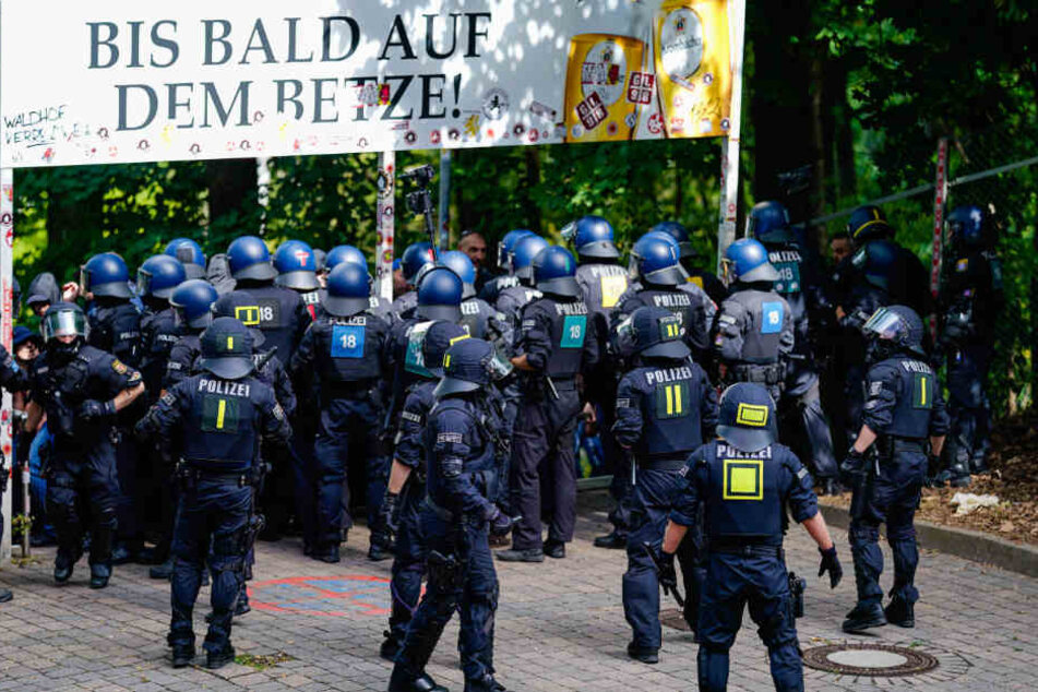 Polizei im Einsatz in Kaiserslautern: Am Sonntag fand das Hochsicherheitsspiel zwischen dem 1. FCK und dem SV Waldhof Mannheim statt.