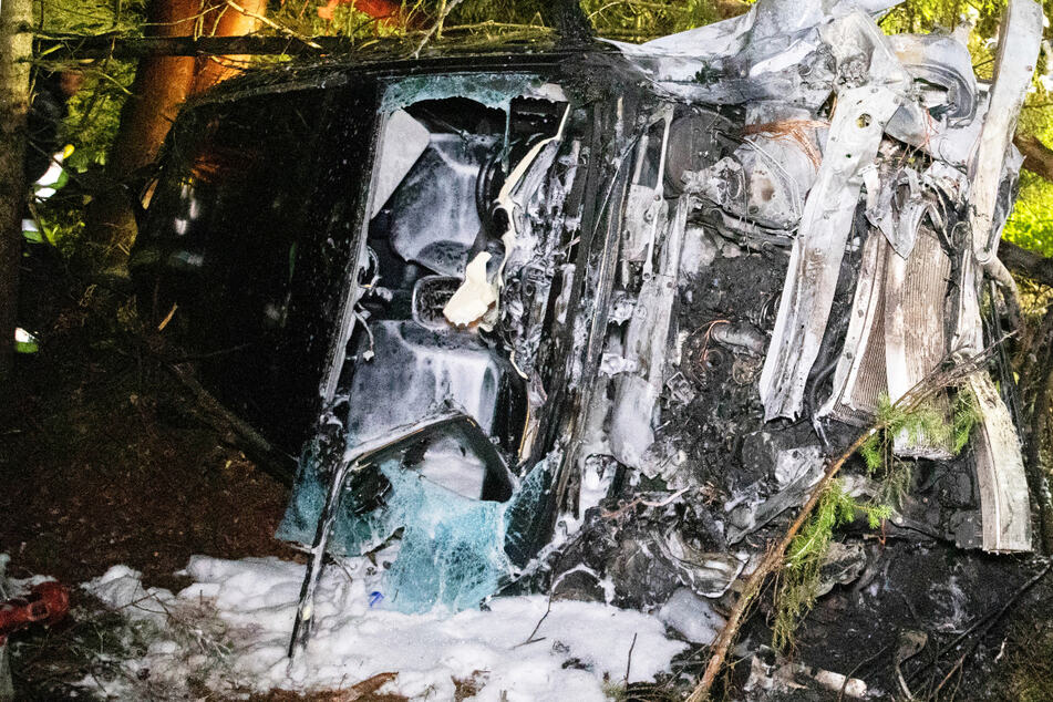 Der Mercedes SUV ist schwer beschädigt. Der Fahrer des Wagens hatte bei dem Unfall auf der B13 in Bayern derweil wohl mehrere Schutzengel an Bord.