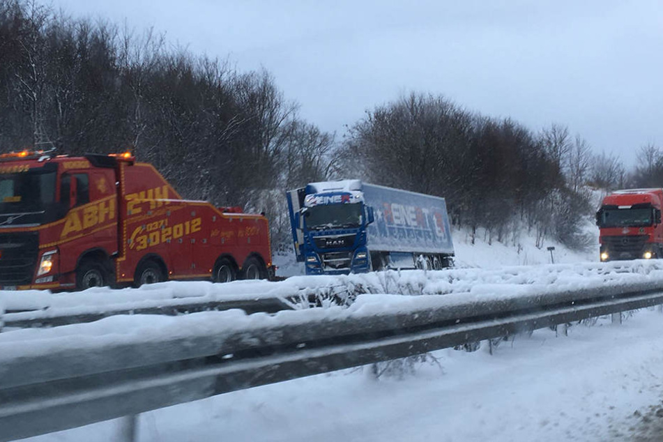 Auf der A4 bei Frankenberg ist ein LKW in den Graben gerutscht.