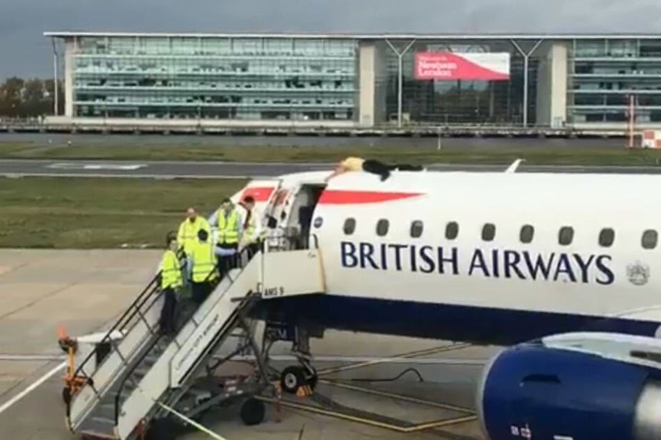 Der Demonstrant lag auf einer Britisch Airways Maschine.