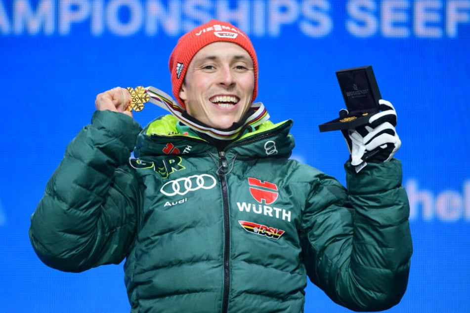 Eric Frenzel aus Deutschland jubelt bei der Siegerehrung mit seiner Goldmedaille.