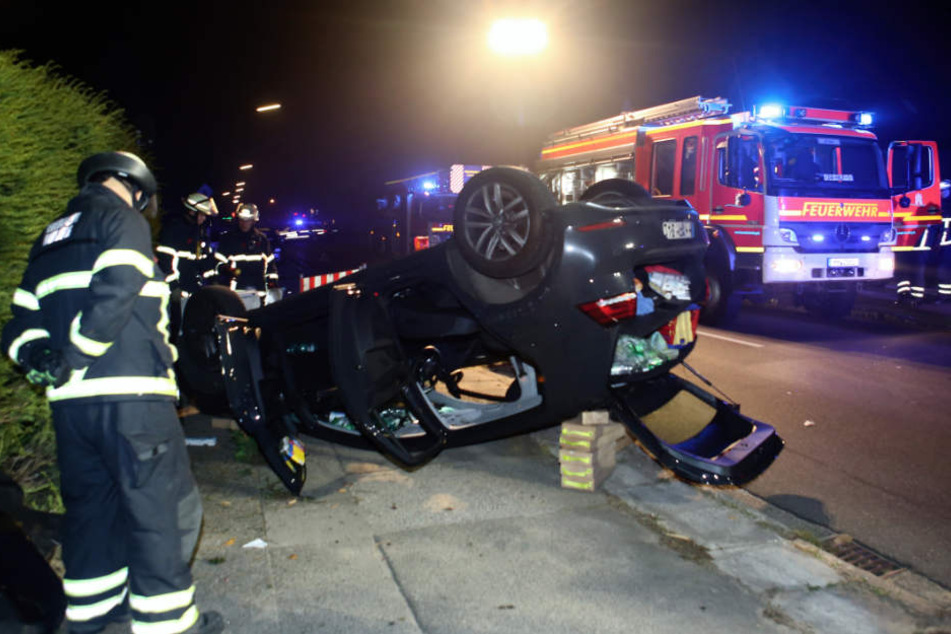 Das Auto überschlug sich und blieb auf dem Dach liegen.